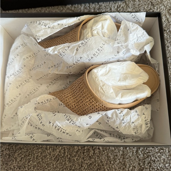 Daniella Shevel Salma Low Heel- Taupe Cream - Picture 3 of 10